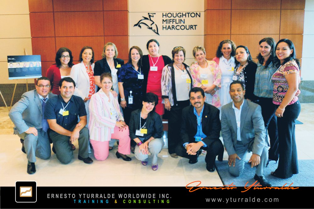 Facilitador profesional liderando aprendizaje experiencial en convenciones de ventas